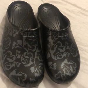 Women’s size 8w Crocs